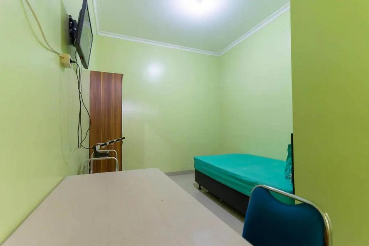 Kostawira Syariah Bintaro Mitra Reddoorz Hotell Mencil Exteriör bild