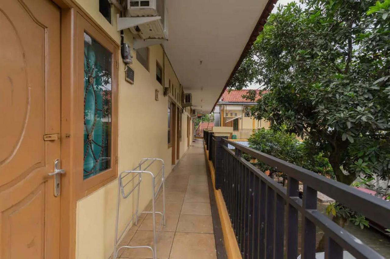 Kostawira Syariah Bintaro Mitra Reddoorz Hotell Mencil Exteriör bild