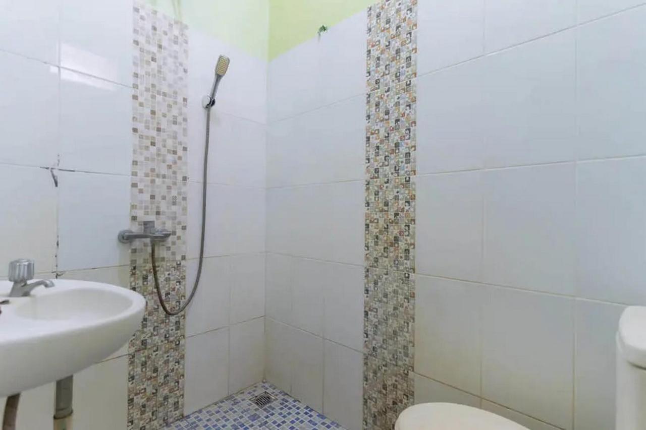 Kostawira Syariah Bintaro Mitra Reddoorz Hotell Mencil Exteriör bild